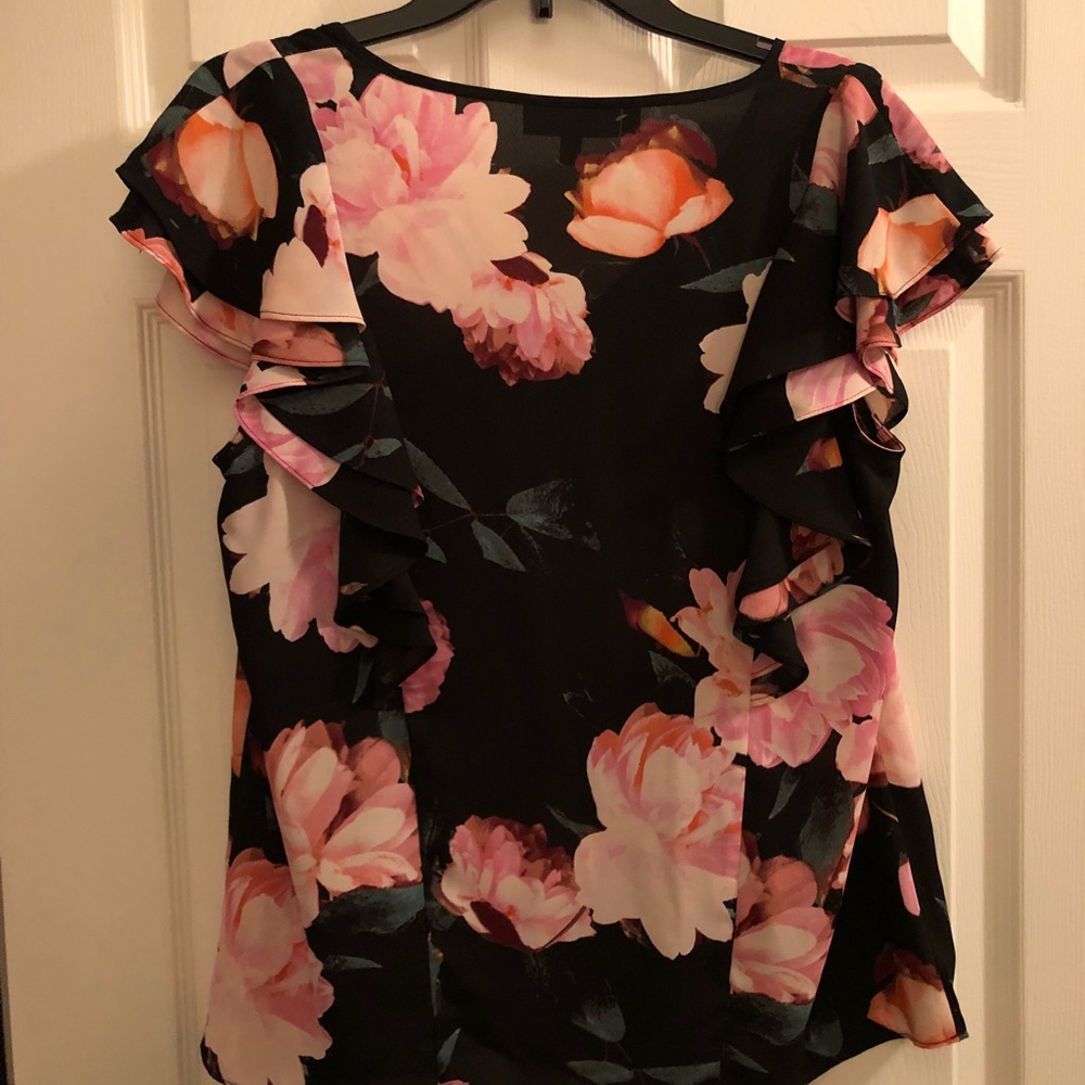 ⭐️ 2/$20 Ruffle Top - Picture 2 of 5